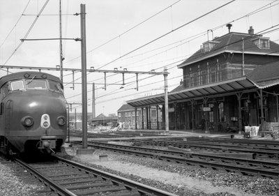 154570 Gezicht op de perronzijde van het N.S.-station Almelo te Almelo kort voor de afbraak. Links het electrische ...
